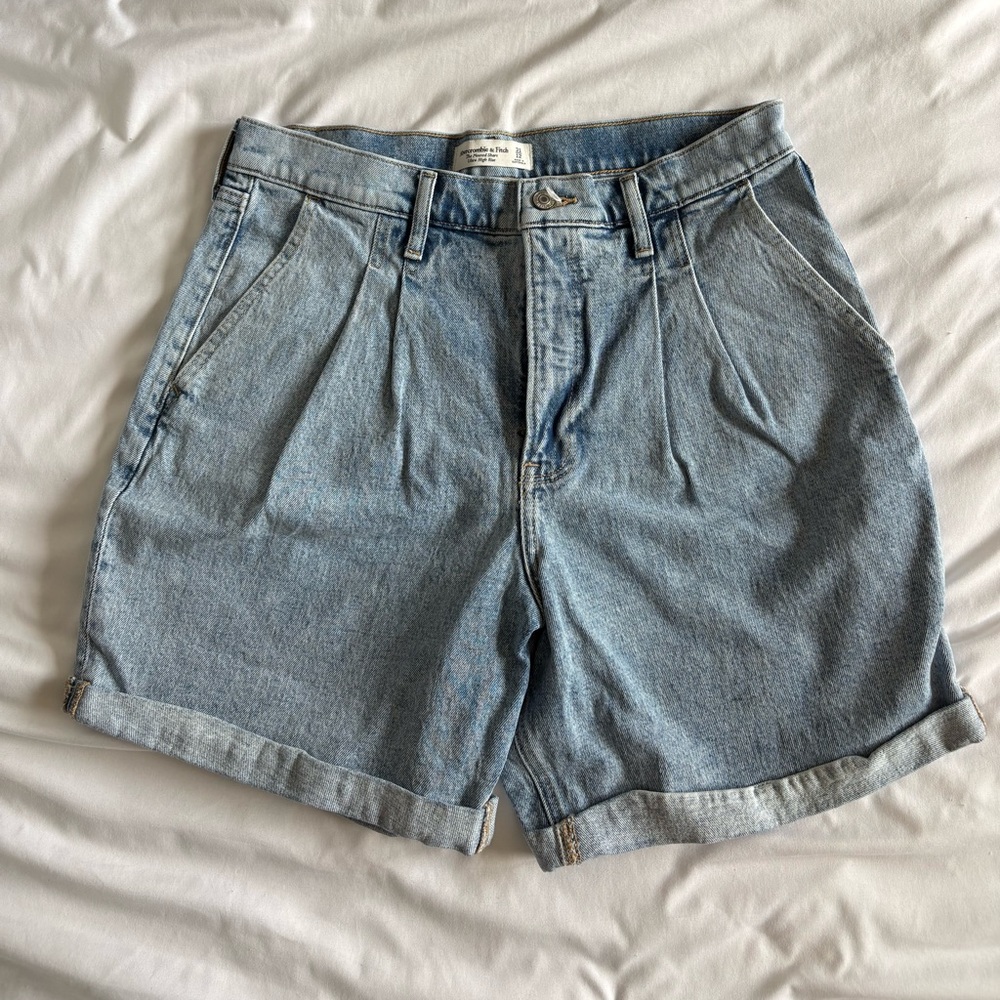 Abercrombie Women's Pleated Denim Shorts - Picture 1 of 2